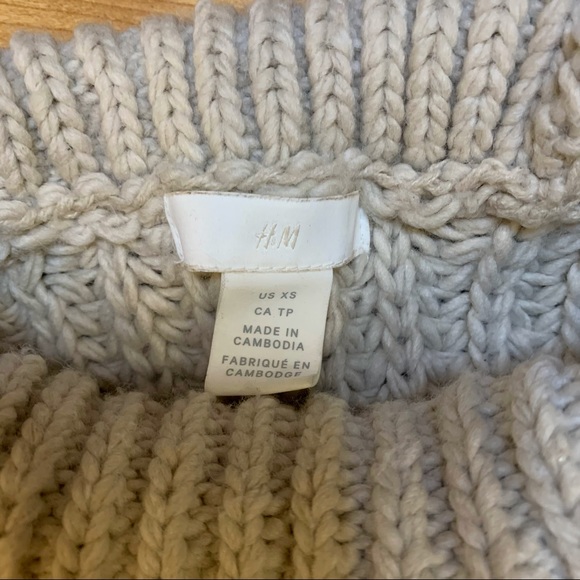 H&M CROPPED SWEATER - Picture 3 of 3